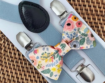 Kwiatowa muszka i szelki w kolorze brudnego błękitu