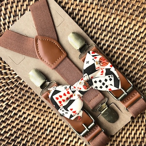 Cravatta a farfalla e bretelle con fibbia per la serata al casinò, carte da gioco, cravatta a farfalla per la serata al poker, cravatta a farfalla per la raccolta fondi con cravatta nera per uomo, regalo per il gioco d'azzardo per lui
