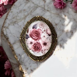 Broche camafeo / Broche de hortensia morada / Latón envejecido, cubierta de cristal / 3 x 4 cm / Caja de regalo