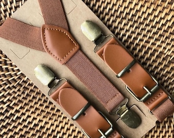 Brązowe skórzane szelki w kolorze koniakowym, rustykalny strój ślubny, szelki dla pana młodego
