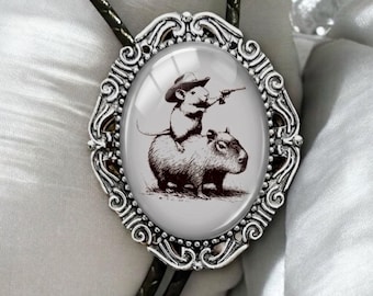 Corbata bolo con forma de ratón vaquero montando un capibara, divertida joyería de animales estilo vaquero, regalo para padrinos de boda.