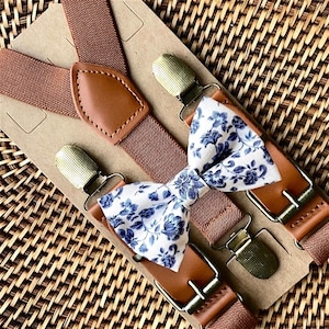 Fliege und Hosenträger-Set für Herren und Jungen: Blaues Blumenmuster, braunes Leder – Ringträger-Stil