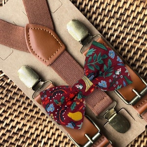 Cravatta a farfalla bordeaux e bretelle marroni di carta da fucile, cravatta a farfalla rossa, regalo per portatore dell'anello, cravatta a farfalla rossa per ragazzi, cravatte a farfalla per uomo, vestito per il primo Natale