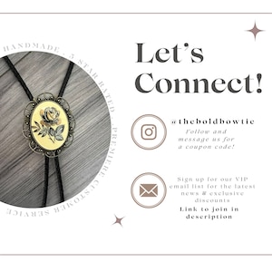 Puede incluir: Una corbata bolo con dise&ntilde;o floral. La corbata presenta un colgante ovalado color crema con una ilustraci&oacute;n de rosa, enmarcado por un borde ornamental color bronce. El cord&oacute;n negro es visible. Texto: "Let's Connect!" e informaci&oacute;n de redes sociales.
