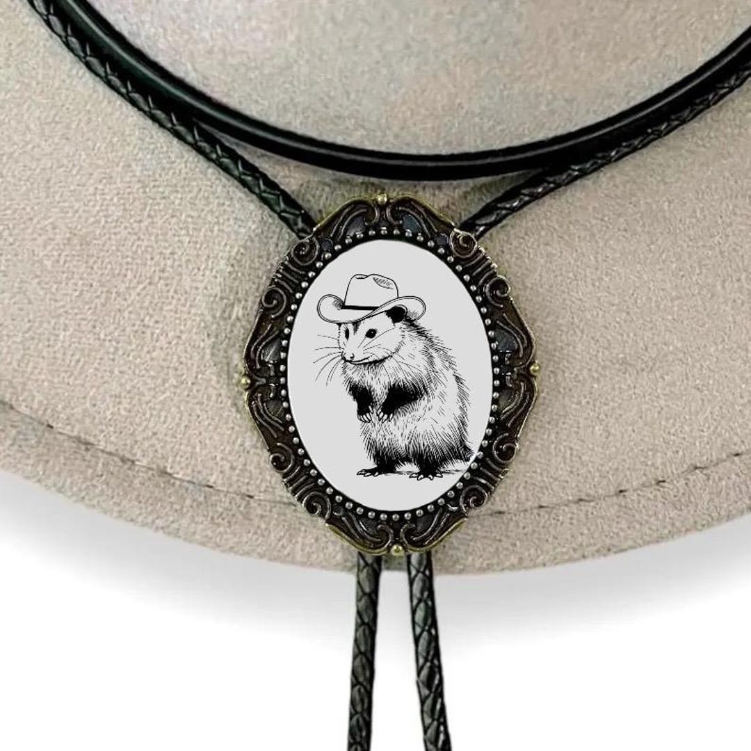 Cravatta Bolo Tie Western Con Lettera C – Cordino In Pelle Intrecciata E Punte Metalliche, Accessorio Country