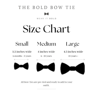 Op de afbeelding: Een maattabel voor vlinderdassen met de tekst "THE BOLD BOW TIE" bovenaan. De tabel toont drie maten: Small (8,9 cm breed), Medium (10,2 cm breed) en Large (11,4 cm breed). De tekst "WEAR IT BOLD" is ook aanwezig.