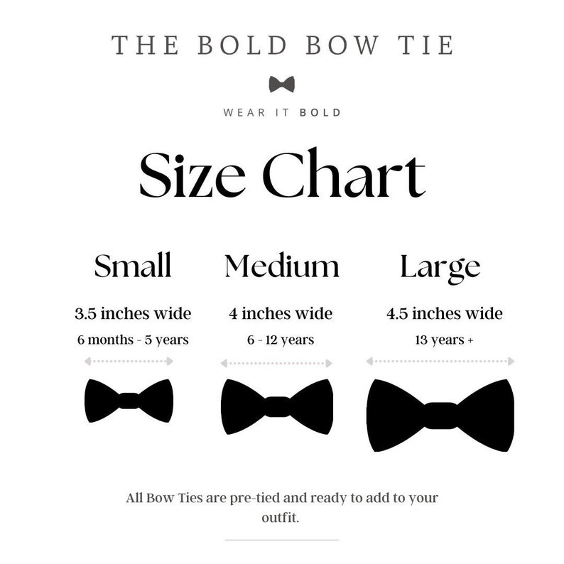 Op de afbeelding: Een maattabel voor vlinderdassen met de tekst "THE BOLD BOW TIE" bovenaan. De tabel toont drie maten: Small (8,9 cm breed), Medium (10,2 cm breed) en Large (11,4 cm breed). De tekst "WEAR IT BOLD" is ook aanwezig.