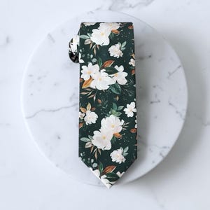 Corbata de hombre verde esmeralda con estampado floral, corbatas para padrinos de boda.