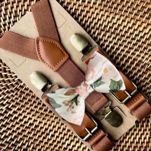 Blush White Floral Bow Tie and Brown Vegan Leather Suspenders for Wedding, Bow Tie Ring Bearer Outfit, Gift for Groomsmen Wedding Outfit