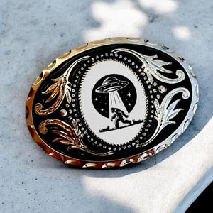 Hebilla de cinturón estilo vaquero con Bigfoot, hebillas de cinturón estilo western para moda western, hebilla de cinturón personalizada con diseño alienígena, regalos para él, regalo de aniversario