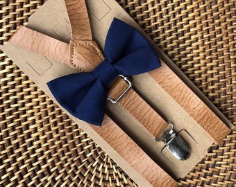 Marinblå fluga och läderhängslen, rustik bröllopsoutfit, ringbärare, marskalkar, brudgum