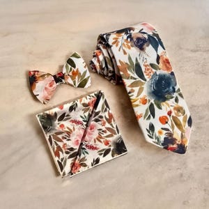 Krawat ślubny męski w kolorze spalonej pomarańczy z kwiatowym wzorem, krawat w stylu boho w kolorze terakotowym