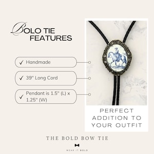 Puede incluir: Una corbata bolo hecha a mano con un cord&oacute;n de 99 cm de largo. El colgante mide 3,8 cm (L) x 3,2 cm (An) y presenta una ilustraci&oacute;n azul y blanca de una persona a caballo en un marco ovalado de color bronce. El texto dice "Bolo Tie Features".