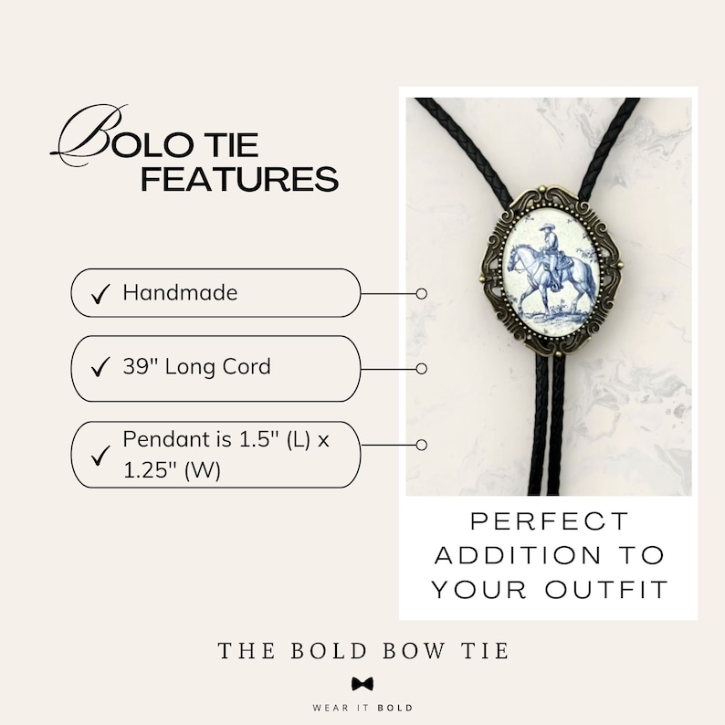 Puede incluir: Una corbata bolo hecha a mano con un cord&oacute;n de 99 cm de largo. El colgante mide 3,8 cm (L) x 3,2 cm (An) y presenta una ilustraci&oacute;n azul y blanca de una persona a caballo en un marco ovalado de color bronce. El texto dice "Bolo Tie Features".