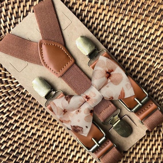 Papillon floreale beige e bretelle per matrimonio rustico