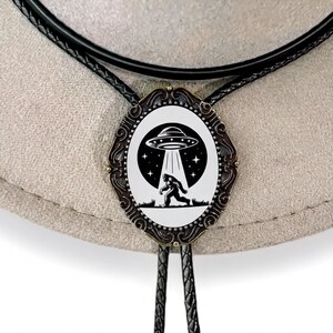 Corbata tipo bolo de Bigfoot: Joyería de rodeo del oeste con extraterrestres (cordón de cuero, ajustable)