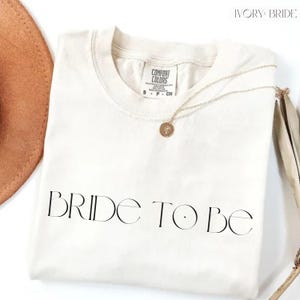 ミニマリストの花嫁と花嫁介添人用 T シャツ | Comfort Colors® | 未来のミセス シャツ | 完璧な花嫁介添人ギフト | ブライダル パーティー シャツ