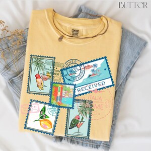 Camiseta estampada con sello de vacaciones: pájaros, limones y vibraciones de viaje. Camisa de verano Euro Comfort Colors.