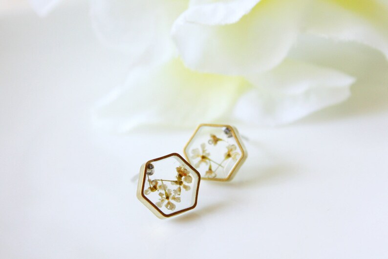 Resin Jewelry Botanical Jewelry Resin earring white Dried Flowers Boho Jewelry Gift for Her Cool Earring Pressed Flowers