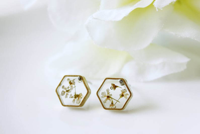 Resin Jewelry Botanical Jewelry Resin earring white Dried Flowers Boho Jewelry Gift for Her Cool Earring Pressed Flowers