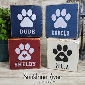 Personalisierter Pfotenabdruck - kleines rustikales Holzblockschild Benutzerdefinierte Familie Haustiername recyceltes Holz Wohnkultur Bauernhaus handgemachtes Geschenk