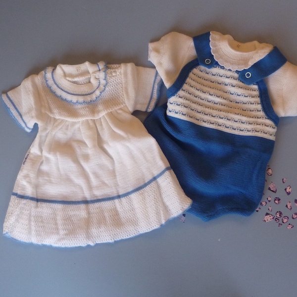 vintage tweeling baby set jurk romper  korenblauw gebreide babykleding uit de vorige eeuw mint nieuw jurkje en pakje voor een meisje jongen