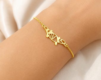 Peut inclure: Un bracelet à chaîne dorée doté d'un pendentif central découpé en forme de tour Eiffel. La fine chaîne à maillons métalliques est reliée à la silhouette géométrique et stylisée du monument, formant un bijou continu et léger au poignet.