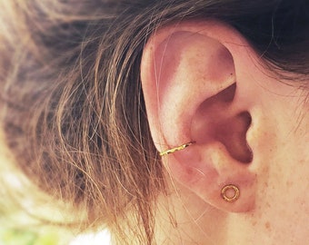 Minimalistischer Ear Cuff, handgemacht // Feiner, handgemachter Ear Cuff mit gehämmerter Oberfläche // (Vergoldetes) 925er Silber