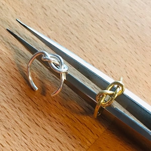 Feiner Ear Cuff mit Knoten, Achtknoten, Unendlichkeitssymbol // Handgefertigt aus 925 Silber