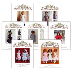 Puede incluir: Una colección de patrones de vestidos de muñeca para muñecas de 45 cm. Los patrones incluyen una variedad de estilos, como un vestido blanco, un vestido morado, un vestido azul, una capa roja y un vestido de estampado floral. Todos los patrones son de la empresa "Hint History".