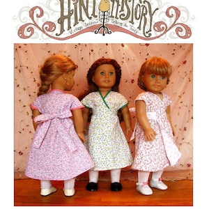 Puede incluir: Tres muñecas con vestidos vintage con estampados florales, con detalles como lazos y ribetes contrastantes. La imagen incluye el texto "Hint of History" y "1930s Hooverette Dress".