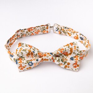 Groomsmen arco lazos azul naranja blanco flores diminutas patrón anillo de boda portador gromm groommsmen torddler niño niño pelo perro arco bowtie imagen 2