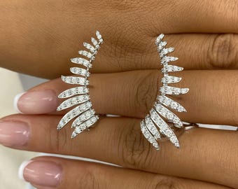 Pendientes trepadores de diamantes creados en laboratorio, redondos, talla brillante, EVVS2, de 1,8 ct, engastados en oro blanco de 14 quilates con garras y 36 piedras laterales redondas talla brillante.