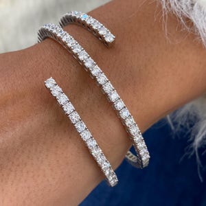 Round Diamond 4.67 ct Bangle, Sparkly E/VVS2 CVD Diamonds, White Gold 14K Luxury Quality Eco Diamonds Bewitching Bracelet