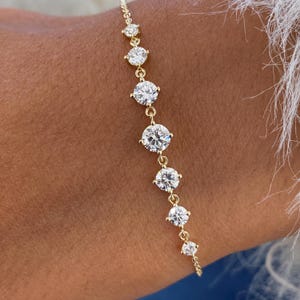 Round Diamond 1 ct Tennis Bracelet, Sparkly E/VVS2 Lab Diamonds, Yellow Gold 14K Elegant Design Ethical Diamonds Magnificent Bracelet