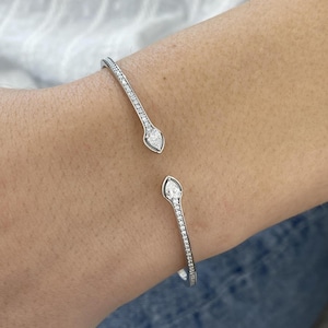 Pear & Round Diamond 0.59 ct Bangle, Glamorous E/VVS2 Lab Diamonds, White Gold 14K Elegant Design Eco Diamonds Magnificent Bracelet