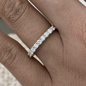 Anello eternity con diamante sintetico taglio brillante rotondo da 1,3 ct E/VVS2, montatura in oro giallo 14 carati, certificato regalo per mamma, moglie, fidanzata.