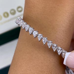 Pear Diamond 2.87 ct Bangle Bracelet, Glamorous E/VVS2 CVD Diamonds, White Gold 14K High End Design Ethical Diamonds Entrancing Bracelet