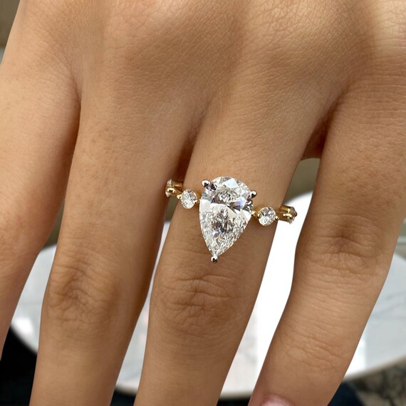 ダイヤモンド婚約指輪、14金イエローゴールド、ペアシェイプ ダイヤモンド婚約指輪、14金イエローゴールド、ペアシェイプ