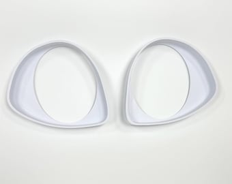 Pode incluir: Dois quadros brancos assimétricos e arredondados com bordas lisas e curvas. Estas formas de centro aberto apresentam um acabamento mate limpo e uma borda contínua e sólida, oferecendo um design geométrico simples sem marcas ou detalhes.