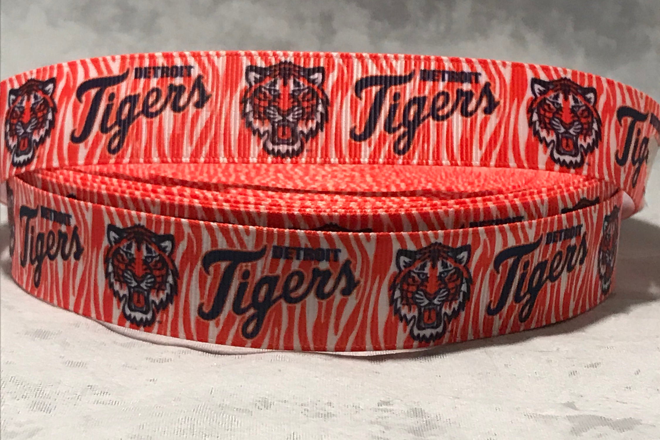 Detroit Tigers Hawaiian Shirt Tropical Flower Pattern, Gift For MLB Fans -  Bunbotee