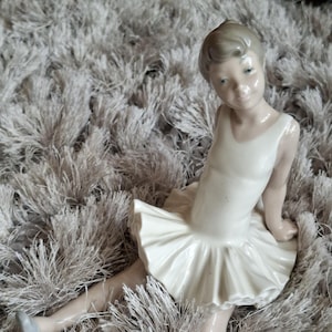 NAO Lladro  &#39;Amusing Ballet Dancer&#39; - Ballerina