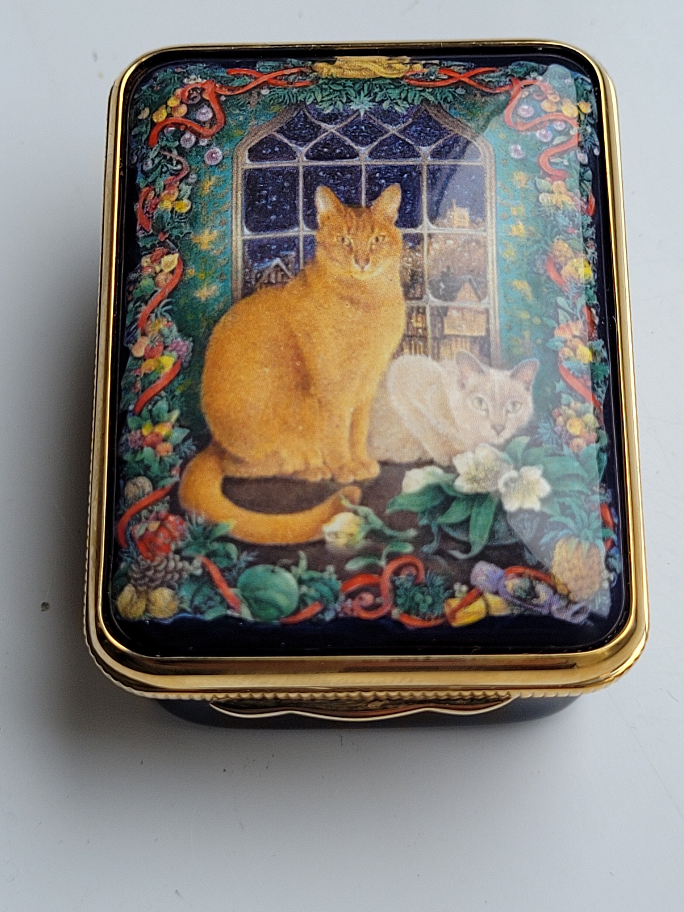 Halcyon Days Lesley Anne Ivory June s Cat At Christmas enamel Trinket halcyon-days-lesley-anne-ivory-june-s-cat-at-christmas-enamel-trinket