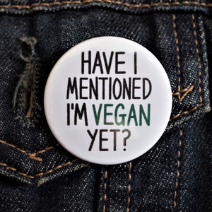 Have I Mentioned I'm Vegan Yet Pin Badge ∙ Vegan Button Pin Badge ∙ Funny Pin Badge ∙ Cute Fridge Magnet ∙ Vegan Gift ∙ Joke Retro Pin Badge