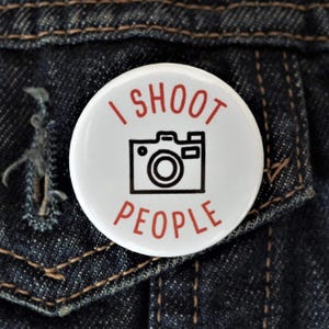Funny Photography Button Pin Badge ∙ I Shoot People Pin Badge ∙ Cute Camera Pin Badge ∙ Camera Fridge Magnet ∙ Photographer Gift