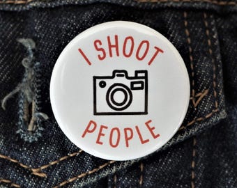 Funny Photography Button Pin Badge ∙ I Shoot People Pin Badge ∙ Cute Camera Pin Badge ∙ Camera Fridge Magnet ∙ Photographer Gift