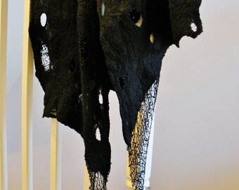 メリノウールスカーフ：手作業でフェルト加工を施し、ビーズをあしらったニット部分を組み合わせたデザイン