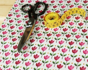 Tessuto in RASO di 100% cotone, Tulipani rosa su sfondo giallo chiaro, stampa digitale esclusiva disegnata da CrisDeMarchi Atelier