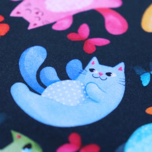 Tessuto in RASO di 100% cotone, Gatti colorati su sfondo blu scuro, stampa digitale esclusiva disegnata da CrisDeMarchi Atelier immagine 3