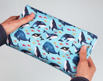 Tessuto in JERSEY di 100% cotone, Balene e pesci colorati su sfondo celeste,  stampa esclusiva originale disegnata da CrisDeMarchi Atelier